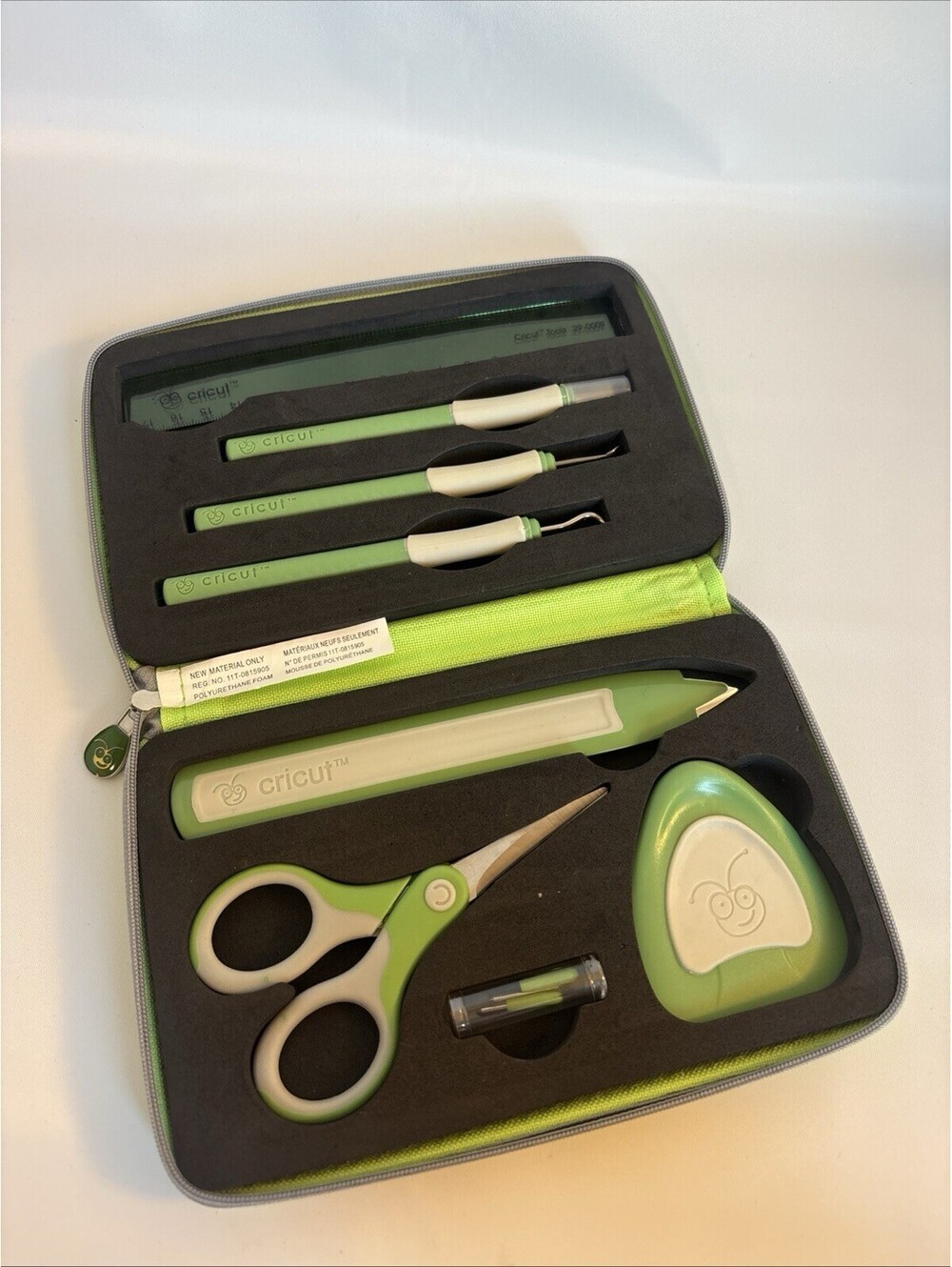 CRICUT Die Cut 7 Piece Crafting Tool Kit in Storage Carrying Case - Picture 2 of 6